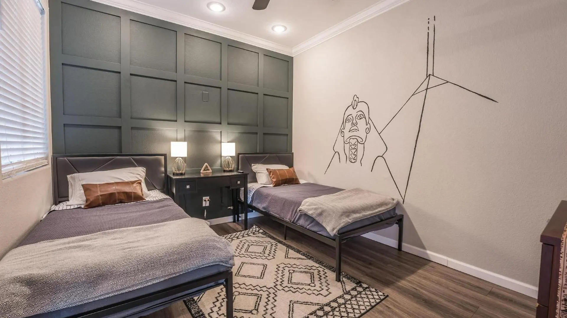 Villa Vegas-Style Desert Luxury: Themed Bedrooms, Game Room, Fire Pit & Jacuzzi. Only 20 Min To The Strip! Las Vegas USA