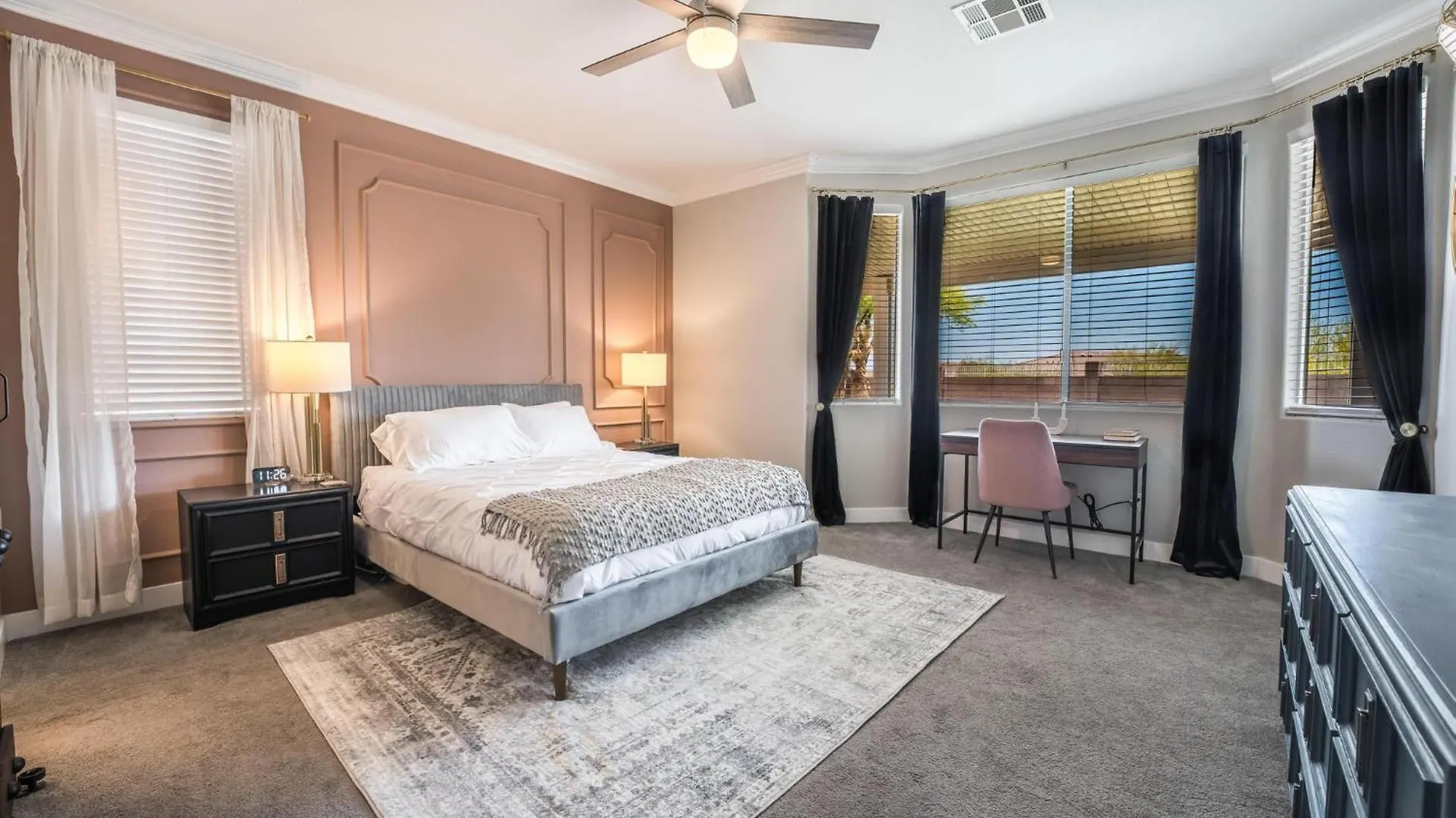 Vegas-Style Desert Luxury: Themed Bedrooms, Game Room, Fire Pit & Jacuzzi. Only 20 Min To The Strip! Las Vegas Villa