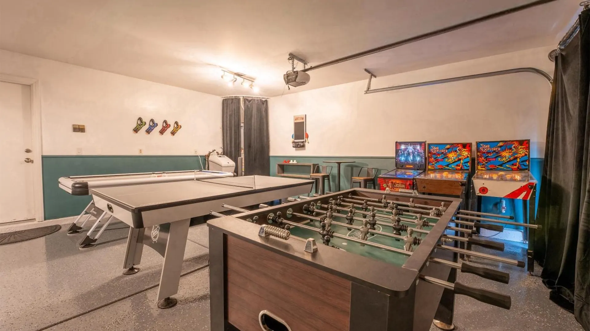 Vegas-Style Desert Luxury: Themed Bedrooms, Game Room, Fire Pit & Jacuzzi. Only 20 Min To The Strip! Las Vegas