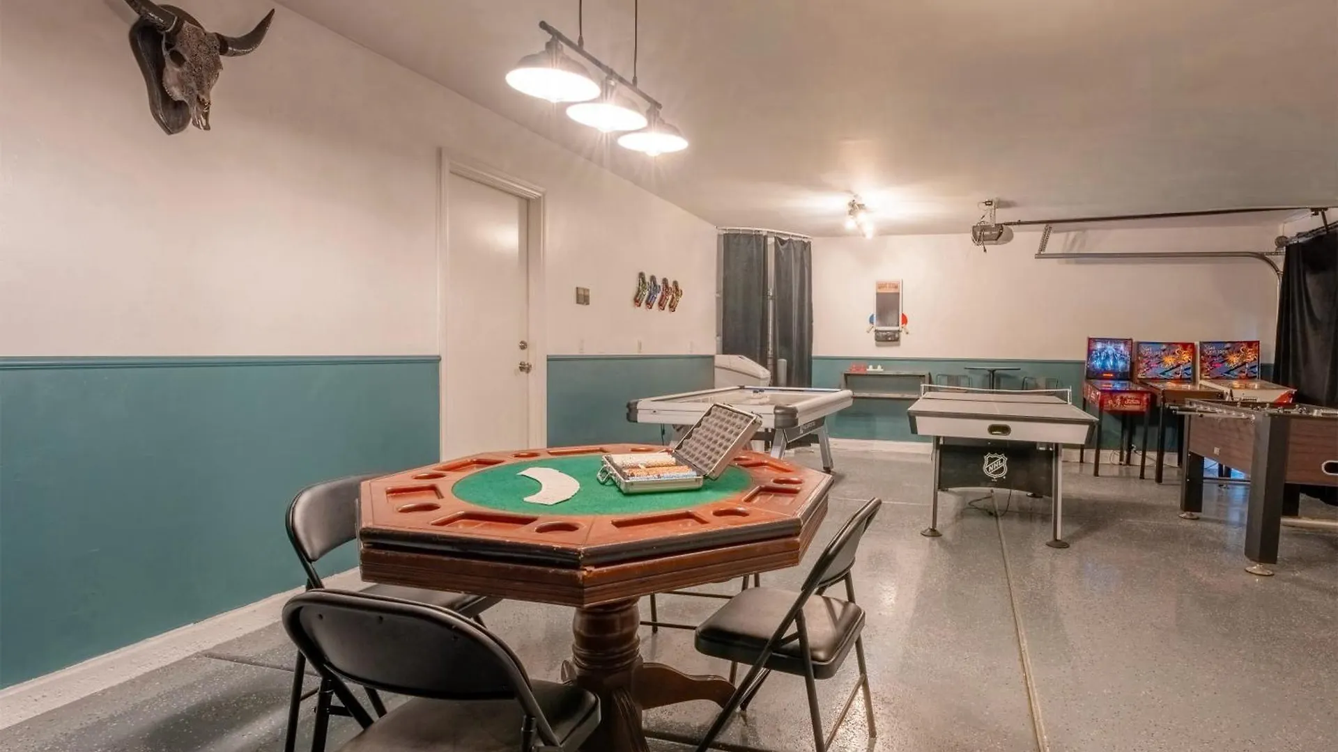 Villa Vegas-Style Desert Luxury: Themed Bedrooms, Game Room, Fire Pit & Jacuzzi. Only 20 Min To The Strip! Las Vegas
