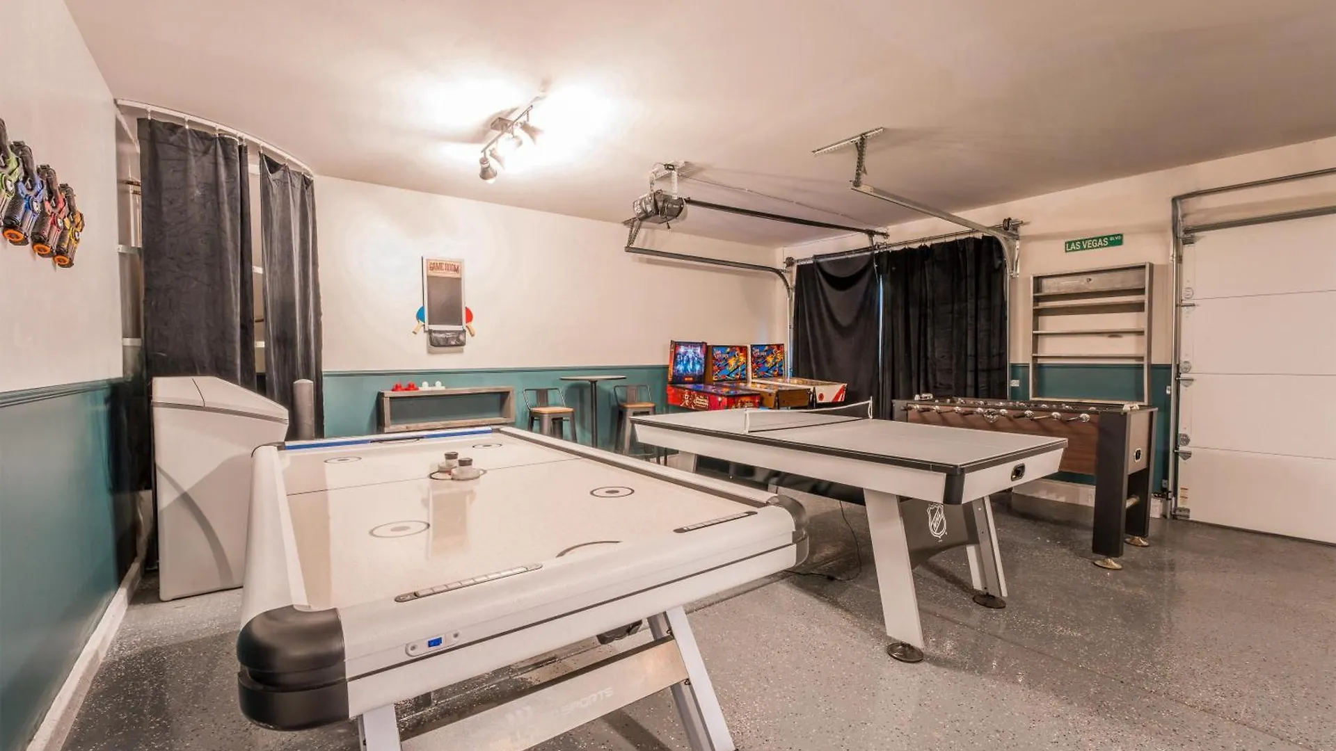 Vegas-Style Desert Luxury: Themed Bedrooms, Game Room, Fire Pit & Jacuzzi. Only 20 Min To The Strip! Las Vegas Villa