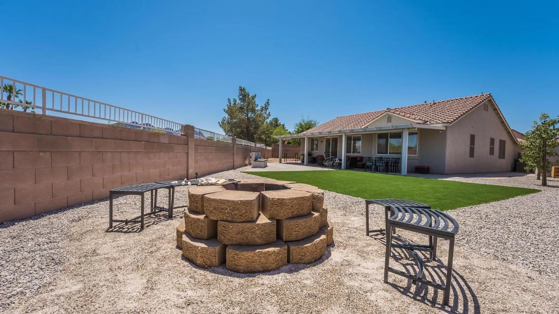 Vegas-Style Desert Luxury: Themed Bedrooms, Game Room, Fire Pit & Jacuzzi. Only 20 Min To The Strip! Las Vegas Villa